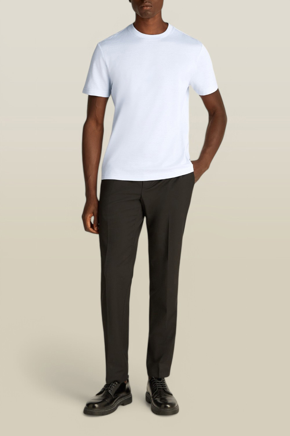 תמונת כל הלוק של חולצת טי